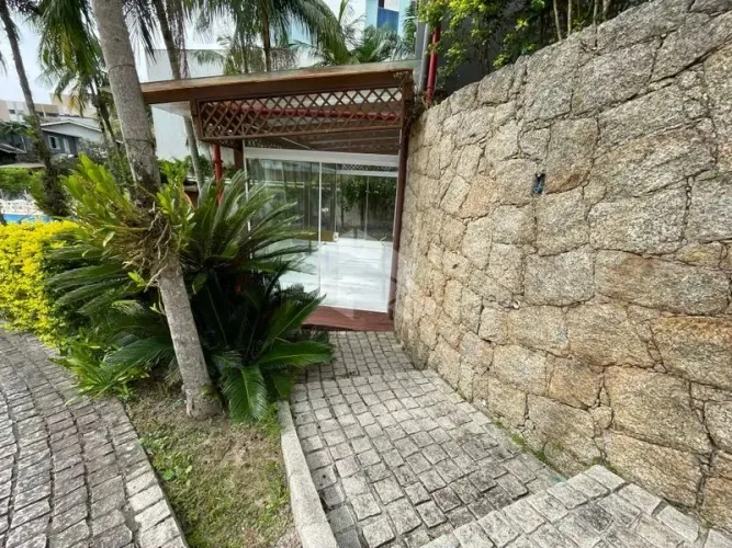 Charme e Versatilidade! Amplo Salão de 120 m² em Localização Histórica no Saco dos Limões.
