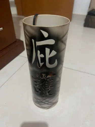 Luminária com escrito em japonês 