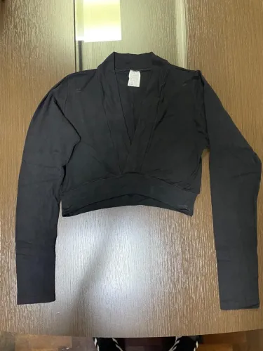 Blusa manga longa preta com decote em V