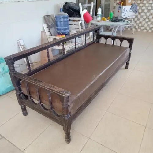 Vendo sofá de madeira com acolchoado Usado!