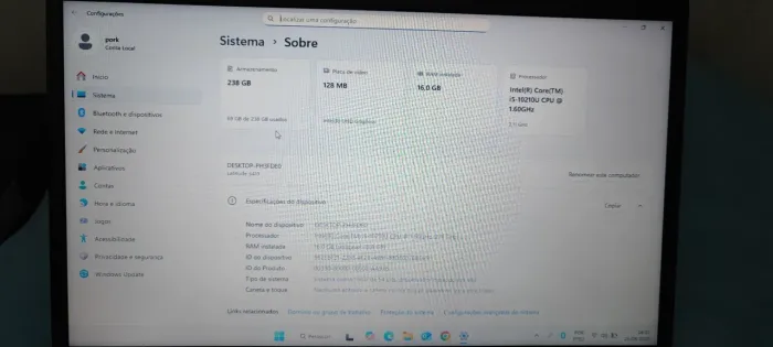 Notebook Dell com leitor biométrico e teclado iluminado.