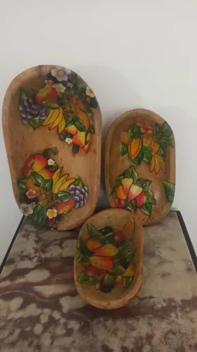 Gamelas de madeira com desenhos de frutas