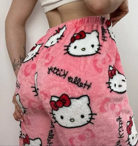 Calça pelúcia Hello Kitty disponível