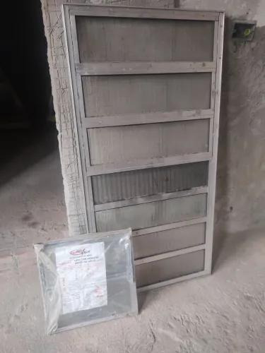 Dois vitro de alumínio com vidros 