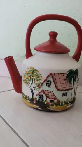 Chaleira de cerâmica pintada a mão com motivos do campo.