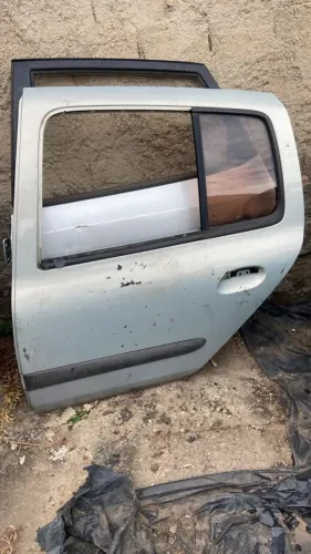 Porta trazeira esquerda clio