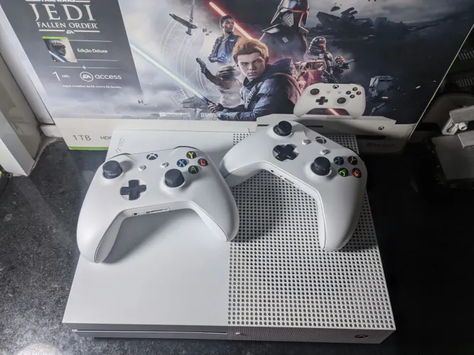 Xbox One s em perfeito estado 1tb 4k, 2 controles - em estado impecável nunca aberto.