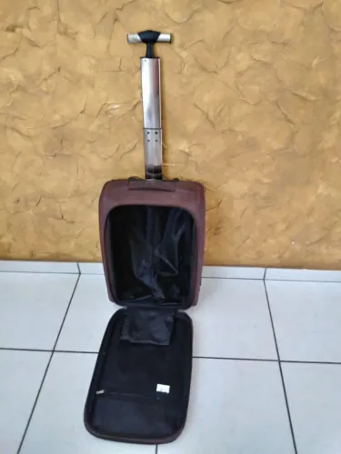 Mala marca nevada com rodinha e puxador com algumas manchas removível e poeira
