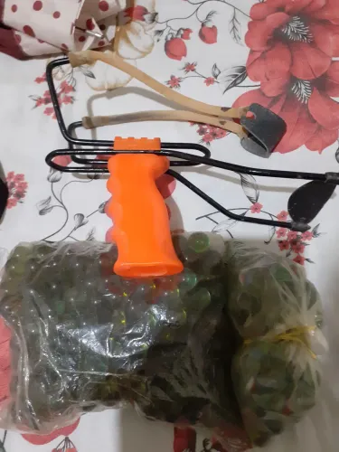 Atiradeira com bolas de gude