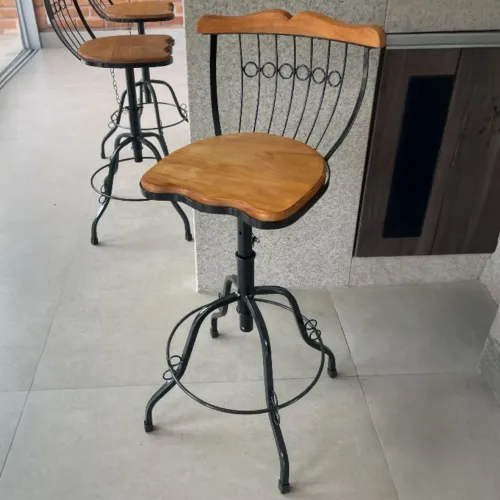Banqueta bistrô vintage de ferro e madeira maciça