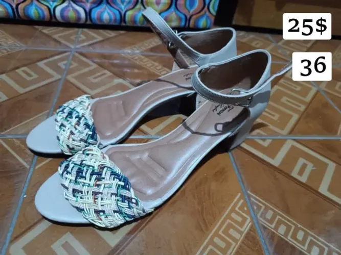 Sandália creme de salto baixo