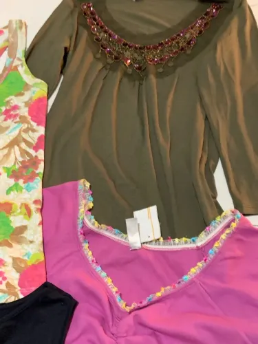 Lote de blusas de vários modelos e cores