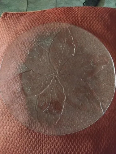 Bandejas para bolos, em cristal coloração fumê,  com decoração em relevo. 