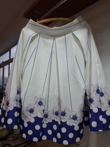 Saia Midi Floral com Detalhes em Poá
