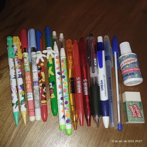 Lote de estojos,  canetas e lapiseiras anos 90 e 2000
