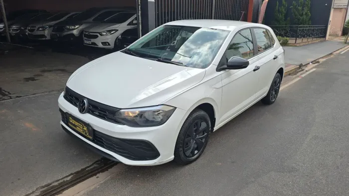Polo Track 2024 baixo km pneus novos