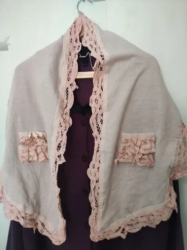 Echarpe feminina bege com detalhes em renda