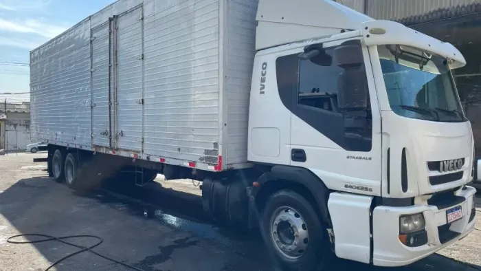 Truck Iveco 240E25S ano 2011/2011 Baú 20 Paletes