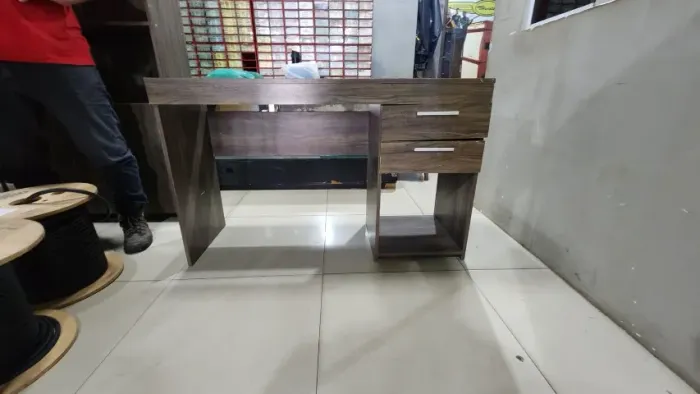 mesa de escritório com 2 gavetas - em excelente estado