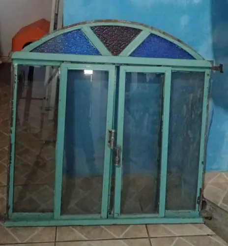 Janela de ferro com vidro