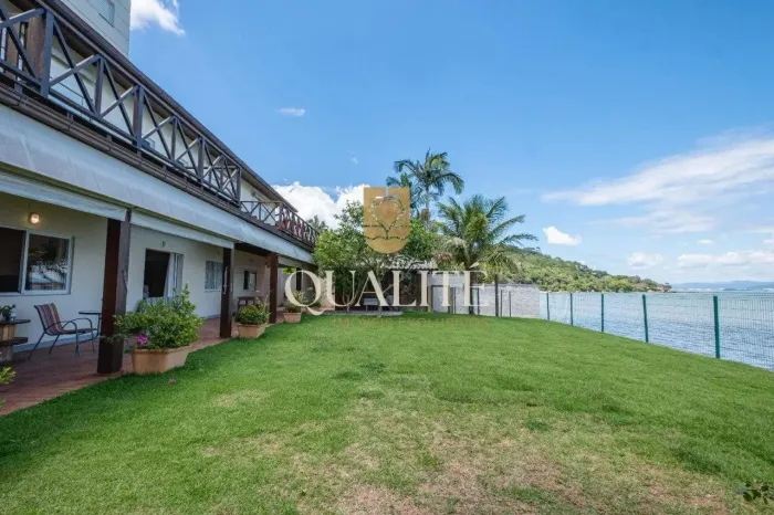 Casa com 7 Quartos e 7 banheiros à Venda por R$ 4.850.000