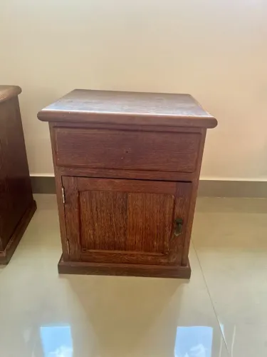 Mesa/Apoio de cabeceira de madeira