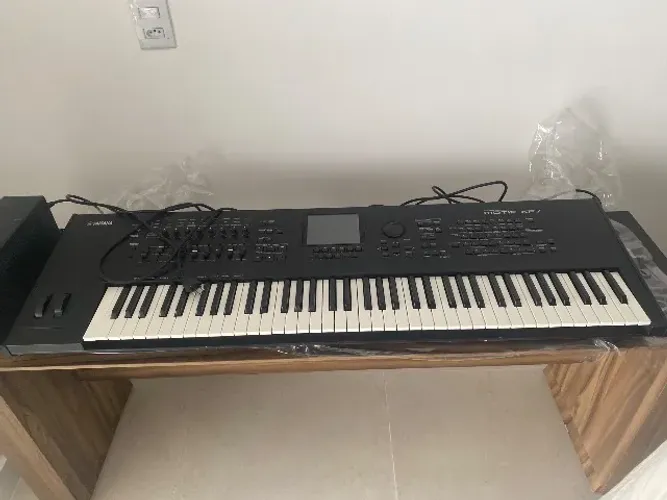 Vendo teclado Motif xf7 com case