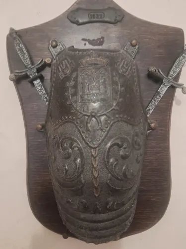Escudo decorativo medieval estilo Toledo - brasão 1632 ( para colecionadores).