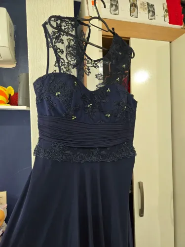 Vestido longo de festa na cor Azul marinho, tamanho 46.