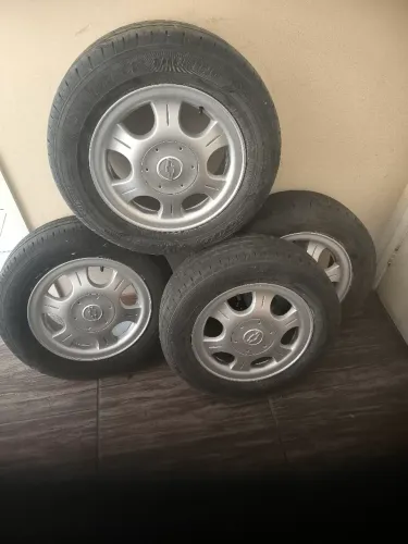 Roda do astra , original e pneu goodyear