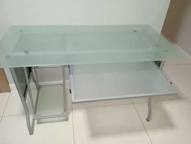 Mesa pra computador de alumínio e com tampo de vidro 