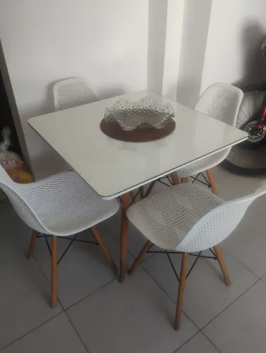 Mesa com 4 cadeiras e o tampo de vidro 