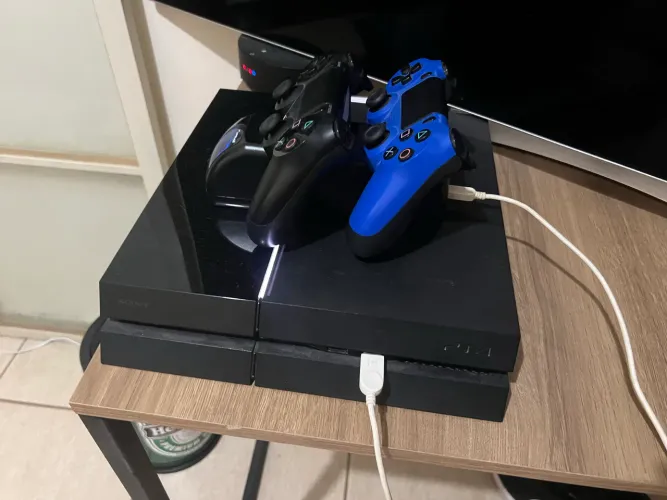Ps4 500 GB 2 controles + base de carregamento
