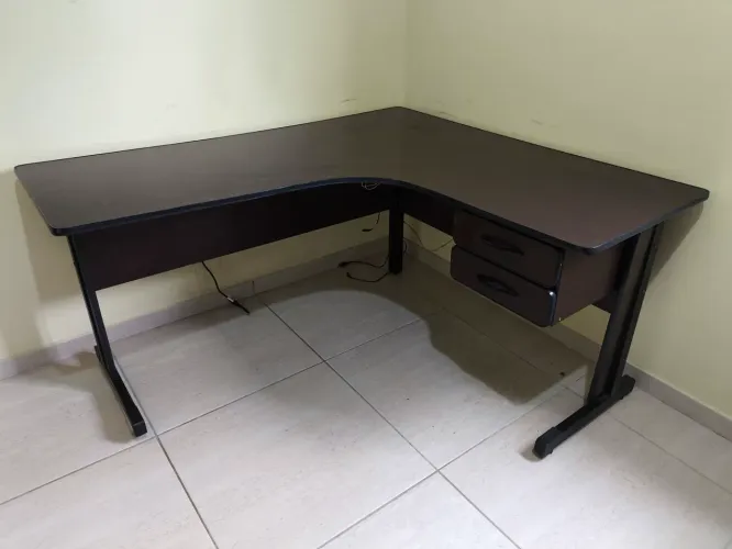 Mesa de canto para escritorio ou casa.