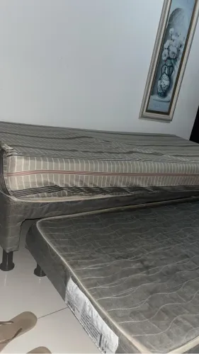 Vendo cama box com auxiliar.