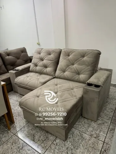 Sofá Retrátil Reclinável Cuiabá com Porta Copos D33 Molas Ensacadas