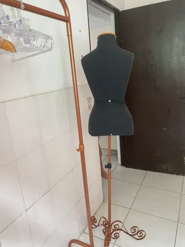 Arara e manequim busto
