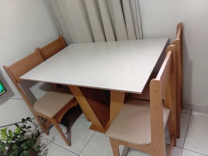 Mesa jantar com 4 cadeiras