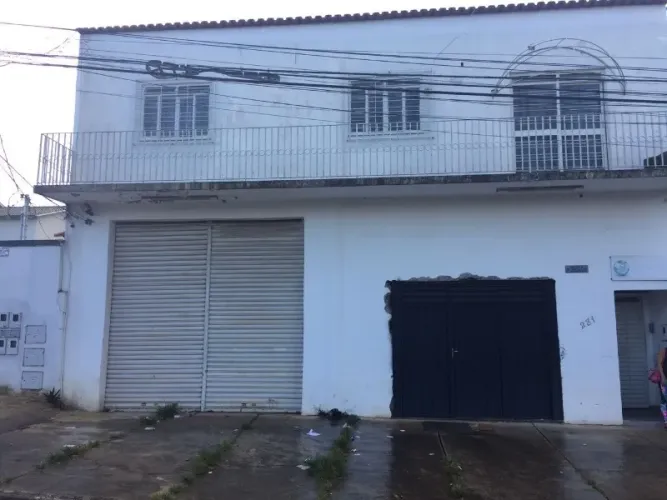 Vendo Galpão Comercial com 2 Apartamentos de 3 Quartos Setor Leste Universitário