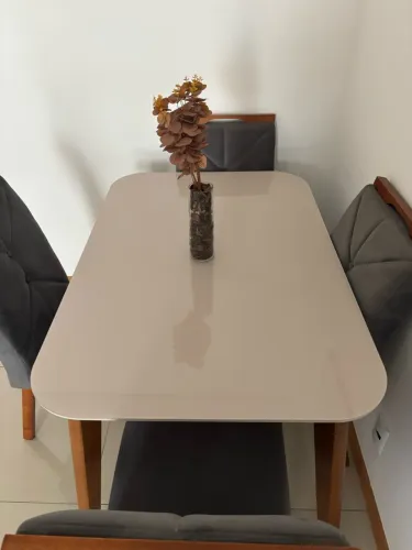 Mesa com tampo de vidro e 4 cadeiras