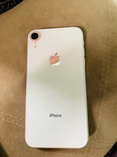 iPhone XR todo bom sem nenhum trincado . Bateria 75%