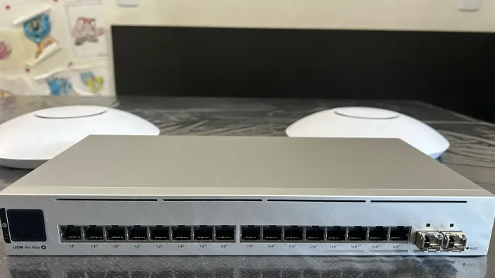 Switch usw pro max 16 PoE com sfp+ e 2 Unifi U6 Enterprise