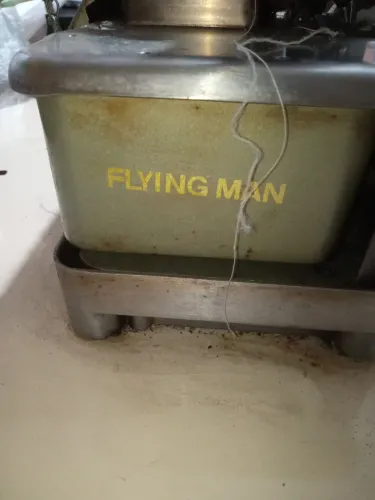 Vendo máquina de costura overlock industrial da marca Flying Man (Semi-Auto Lubrication).