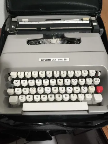 Máquina de escrever Olivetti Letera 35 raridade