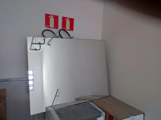 Espelho para banheiro com fita de led. Pequenas avarias. 90cm altura x 115cm comprimento.