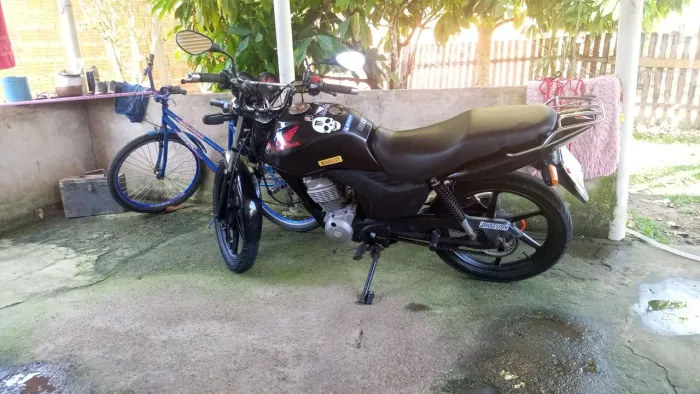 Vendo essa moto perfeita obs,não aceito troca