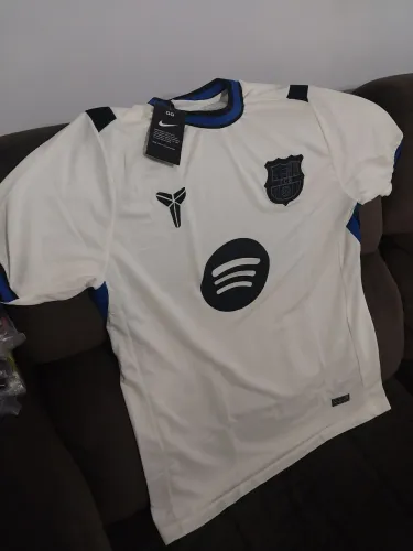 Camisa Barcelona Kobe Bryant Edição Especial tamanho GG (cor creme) 