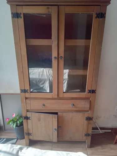 Vendo cristaleira  de madeira 