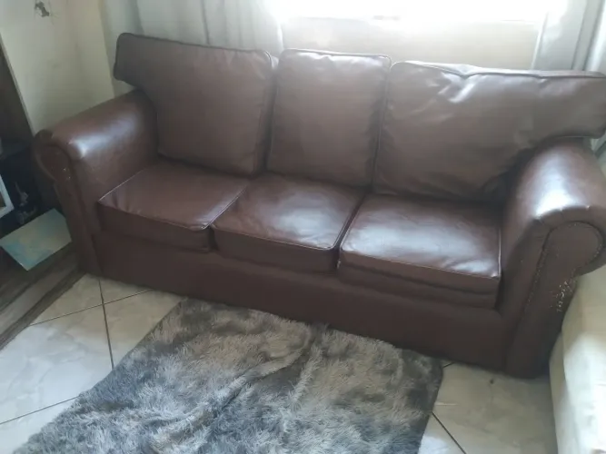 Vende se sófa três lugares bem conservado