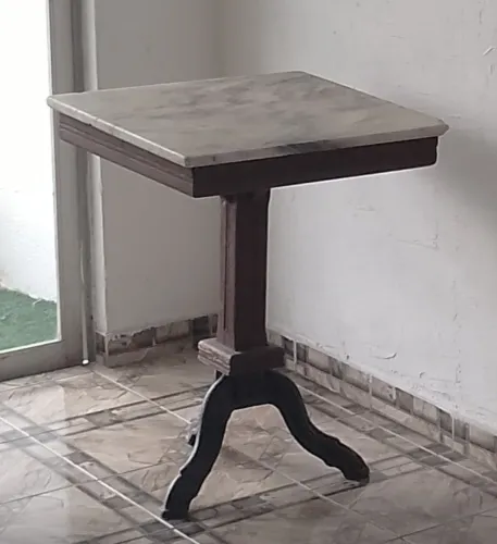 Mesa de mármore e madeira maciça.